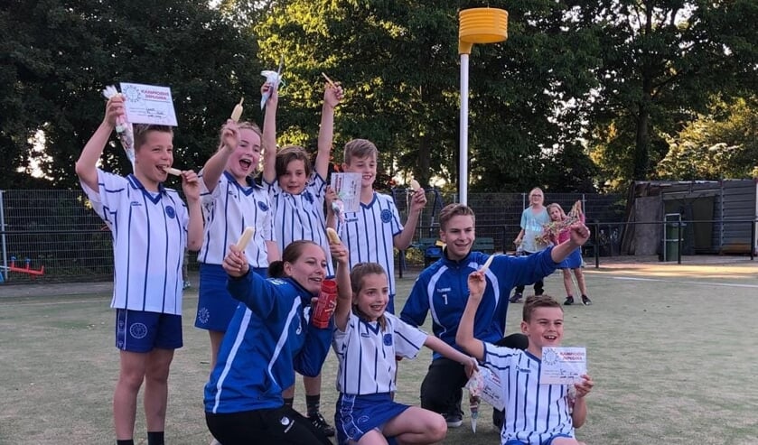 Vriendenschaar E1: Achter van links naar rechts: Geert, Maria, Samuël, BasVoor van links naar rechts: Melissa (coach), Eline, Gijs (coach), Tim