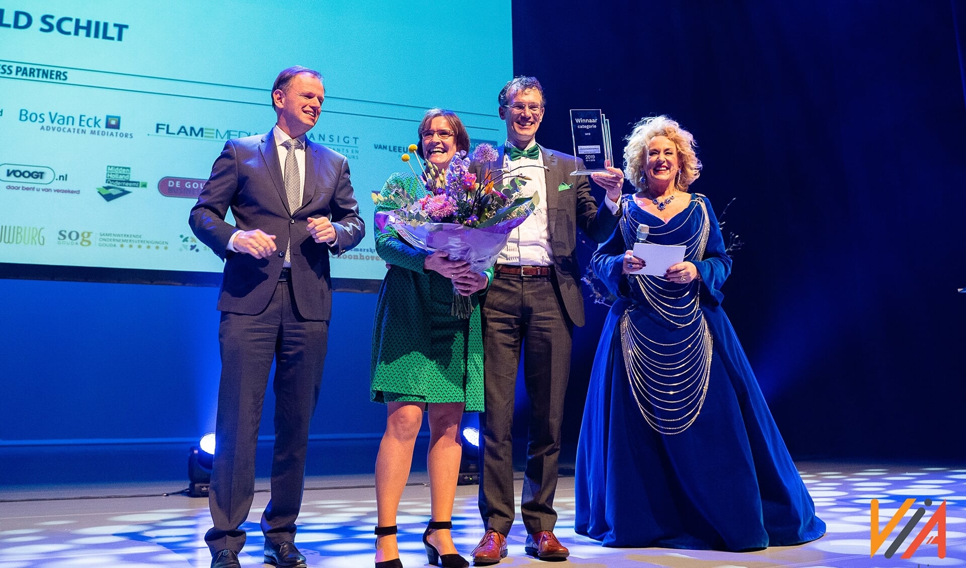 De winnaar van vorig jaar, Ronald Schilt, en echtgenote Margreet worden geflankeerd door burgemeester Christiaan van der Kamp en presentatrice Karin Bloemen. Foto: Via Media