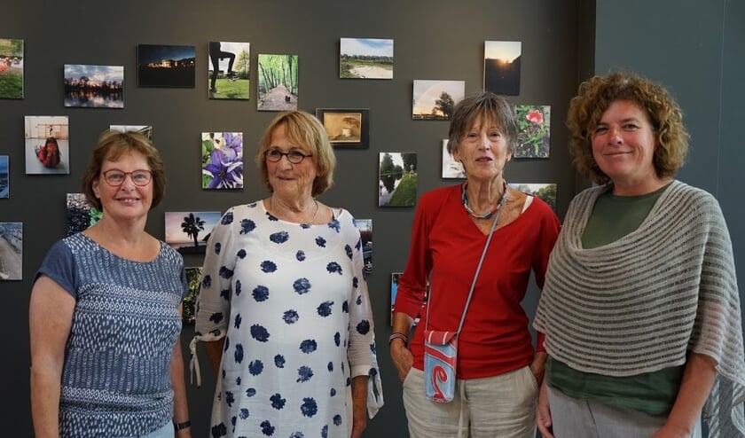 vrijwilligers van de expositie-commissie van het Evertshuis en grafisch vormgever Elly de Knikker van Graficelly.