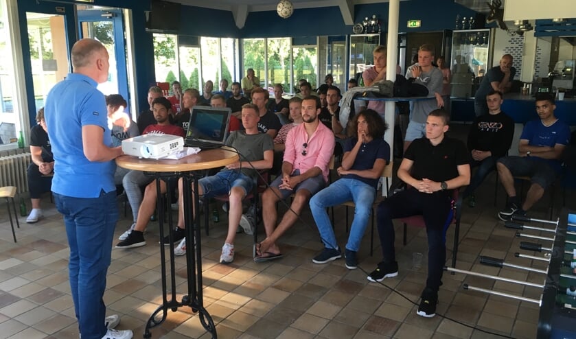 Hans-Wouter Valk legt de selectiespelers uit wat zij van de Commissie Selectie Senioren mogen verwachten.
