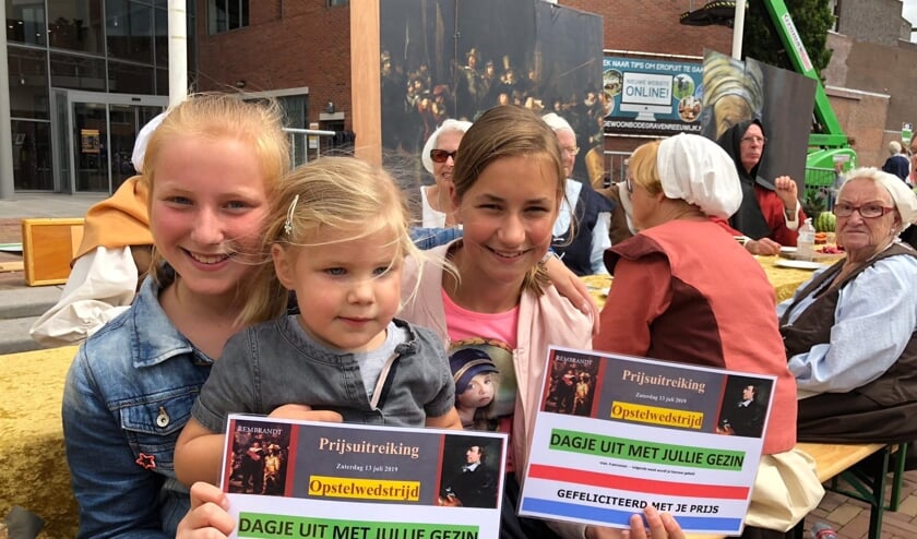 Wat waren Gerline Gravenland en Anouk Hogendoorn blij dat zij het beste opstel gemaakt hadden over Rembrandt. Het geluk kon in elk geval niet op want de dames kregen voor het hele gezin een dag naar het Rijksmuseum. Beeld: Pancras Kuipers