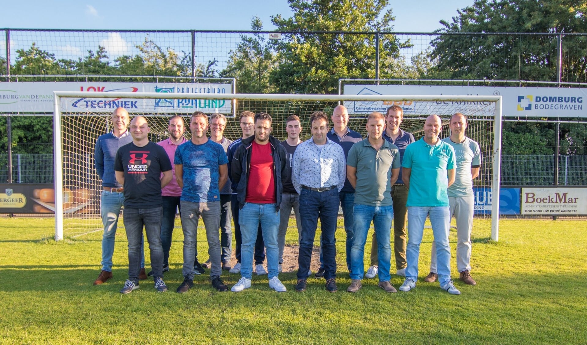 De jeugdtrainers voor het seizoen 2019-2020, leden van de technische commissie en voorzitter Arjan Griffioen. Foto: Danny de Vries