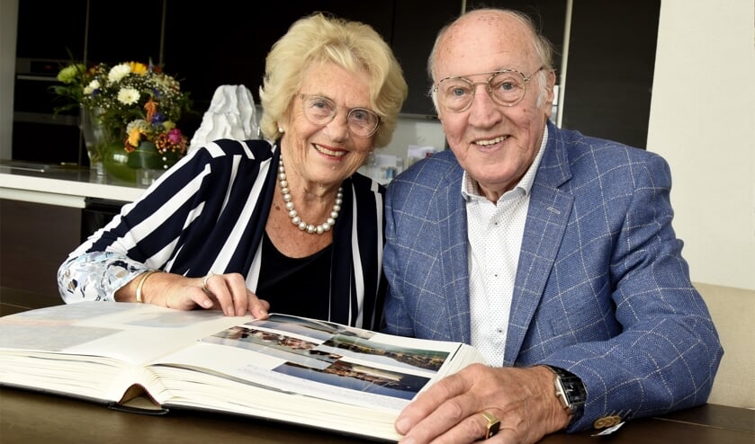 Al bladerend door de vele fotoboeken haalt het diamanten bruidspaar, Ria en Niek Noordegraaf dierbare herinneringen op. Foto: Marianka Peters
