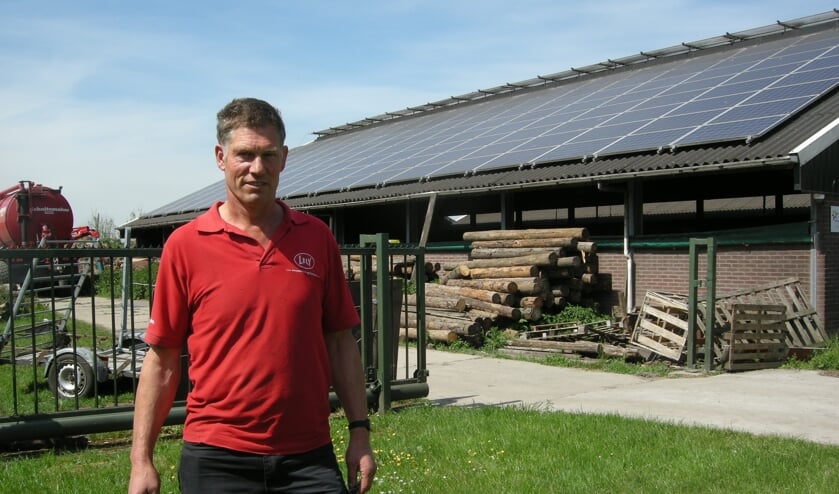 Anton de Wit voor zijn stal met zonnepanelenaan de Oud Reeuwijkseweg. Foto: Key Tengeler