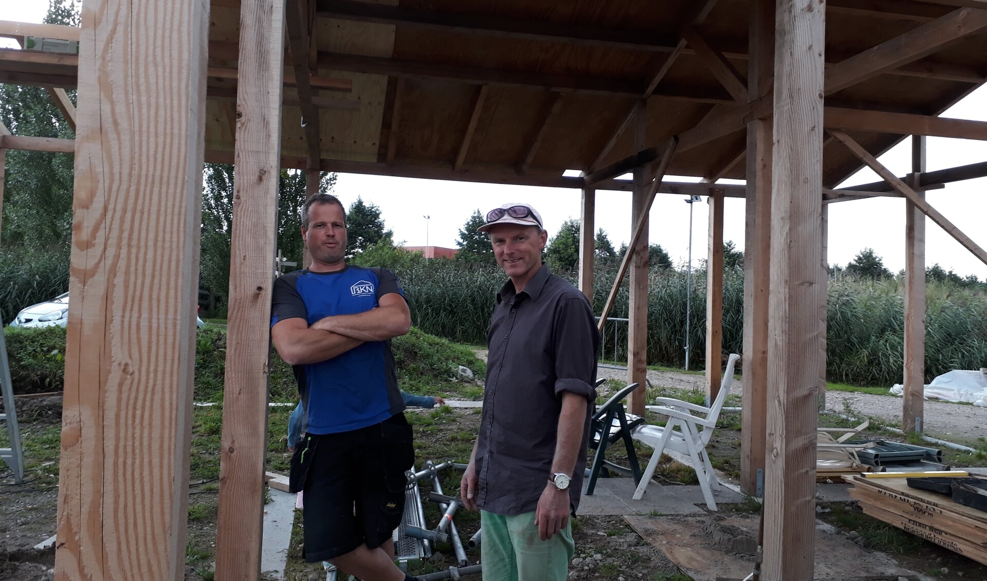 De fundering van de CoHortus staat. Aannemer Kees Nobel (links) en architect Gert Jacob de Graaf (rechts) maken zich op voor de volgende fase.