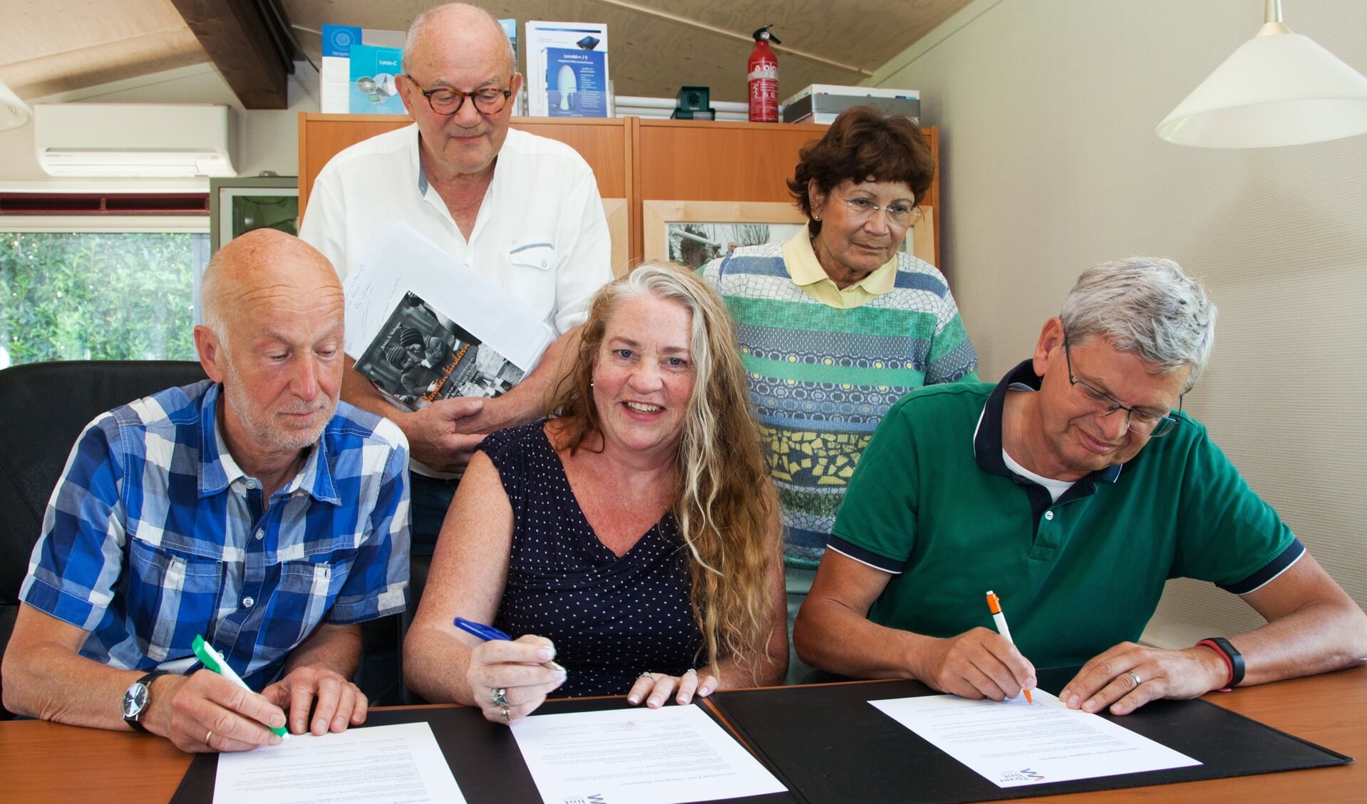 Arie Heerkens en Elvira Franken zien toe hoe Wim Minnaaard (l), Jessica Verhagen en Drees Brunt de afspraken voor de verfilming ondertekenen