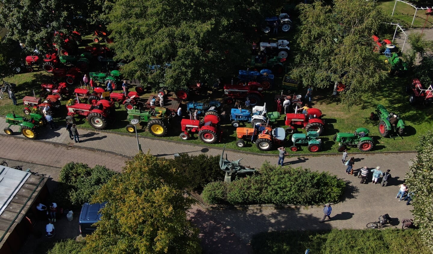 Willems OldTimer Tractorenrit. 2-jaarlijkse activiteit OldTimers verzamelen in en rond Rosarium