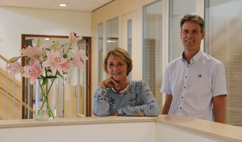 Links Juf Trudy Melse (adjunct-directeur) en rechts Meester Kuiper (directeur).