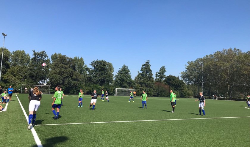 Jesca van der Hoek neemt de inworp voor RVC Reeuwijk.