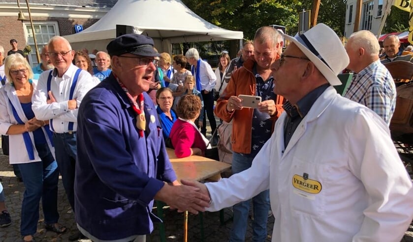 Terug naar de oorsprong: het ouderwetse ‘handjeklap’ waarmee de koop werd bevestigd op kaasmarkt. Op deze foto tussen kaashandelaar Leo Vergeer en kaasboer Wim de Wit.