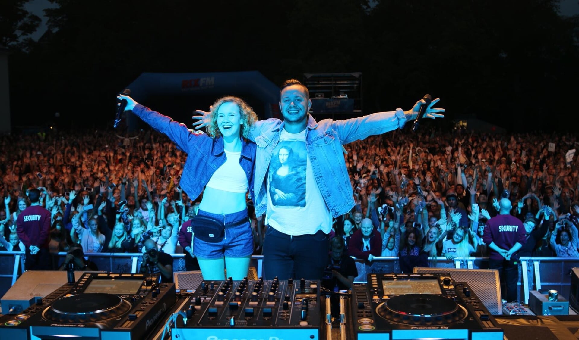 Willemijn met DJ Mike Perry tijdens optreden in Zweden