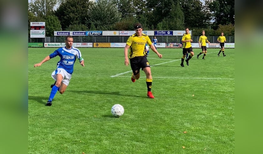 Esli Westmaas snelt langs zijn tegenstander. Beeld: Danny de Vries