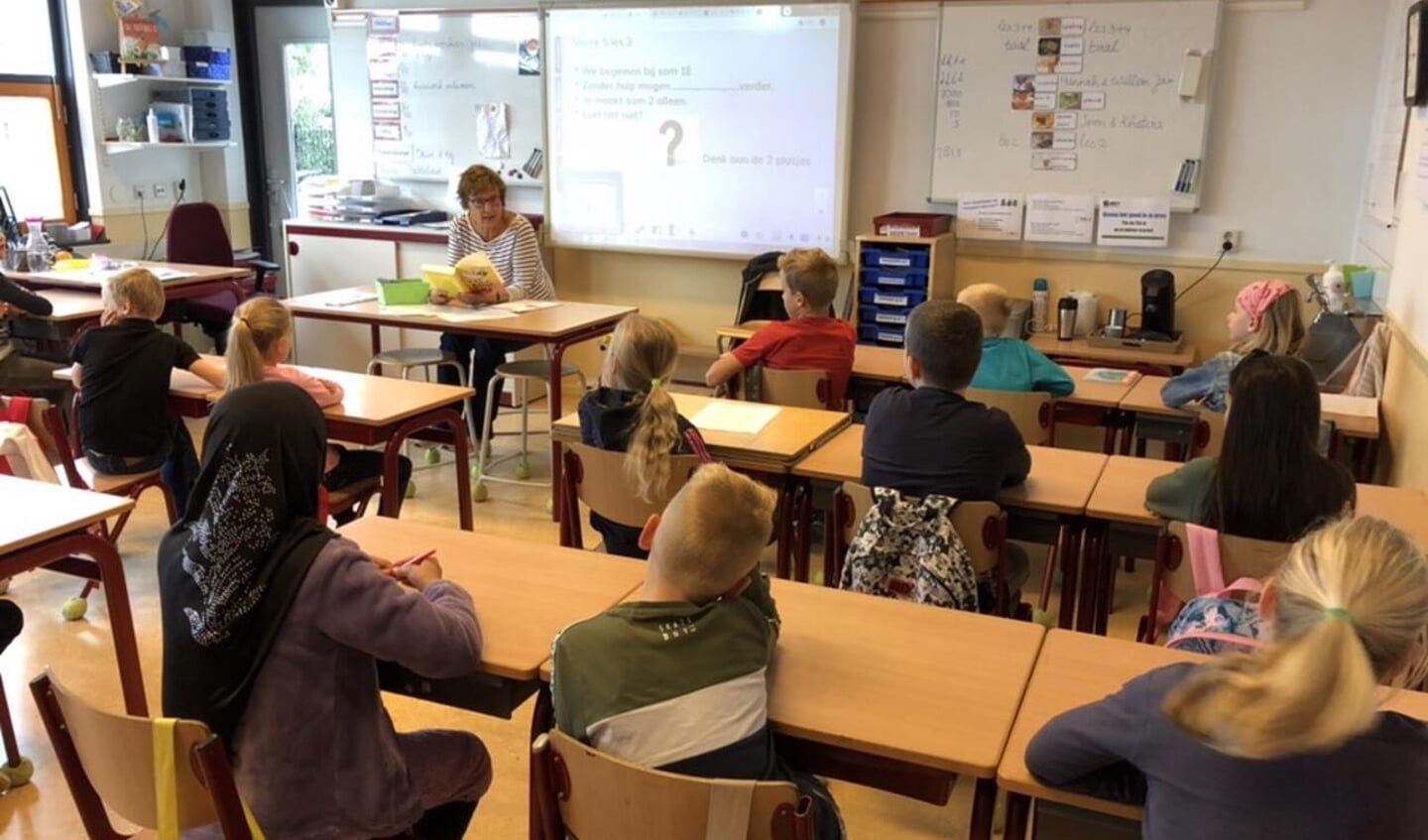 Inge Schravendeel leest voor aan leerlingen van De Wegwijzer.