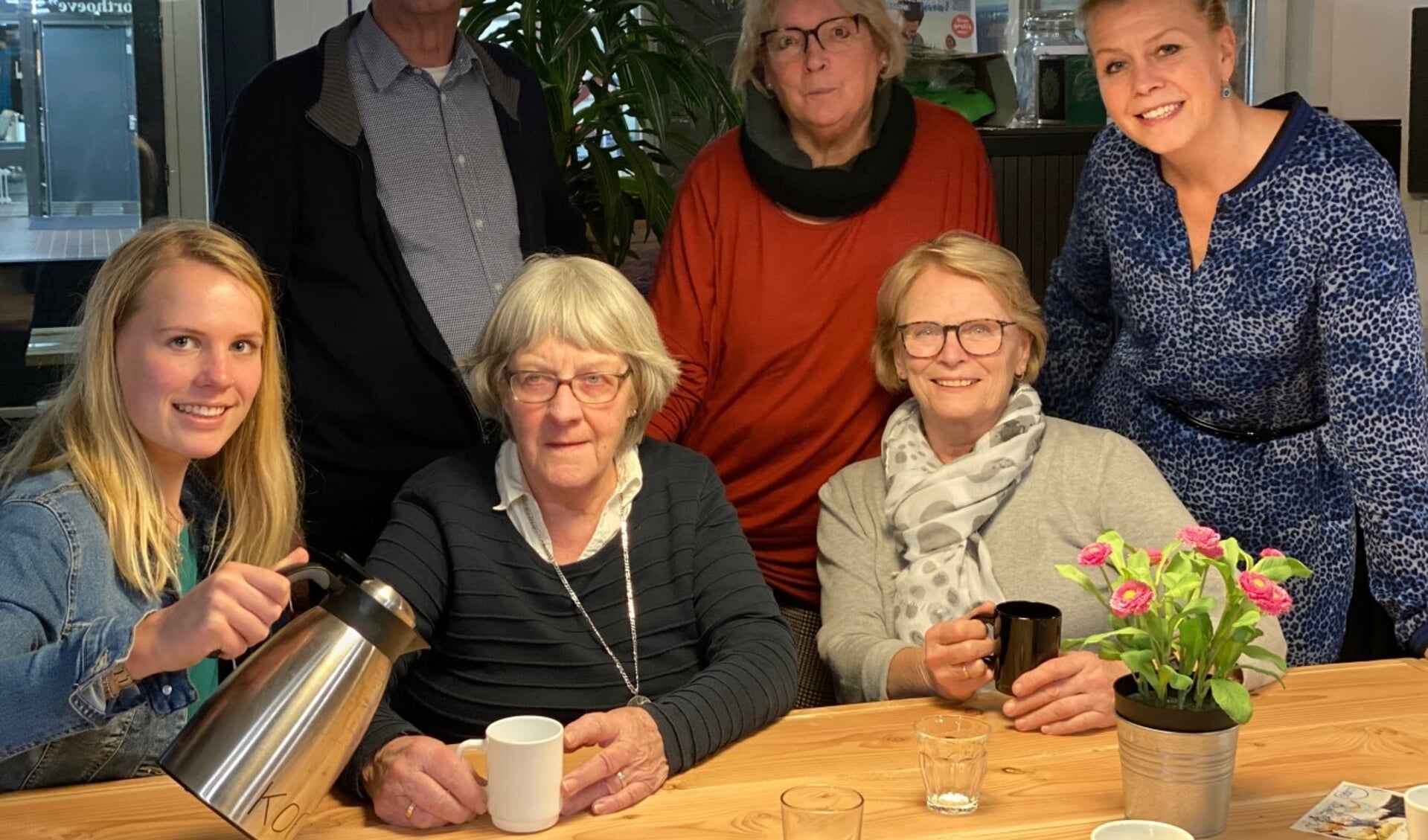 Vrijwilligers Senioren Soos, v.l.n.r. Esmée Hensen, Ton Randhuizen, Jenneke Roza Poulerola, Willeke van Bourgonje, Cocky Kooij en Sandy Zwaan.
