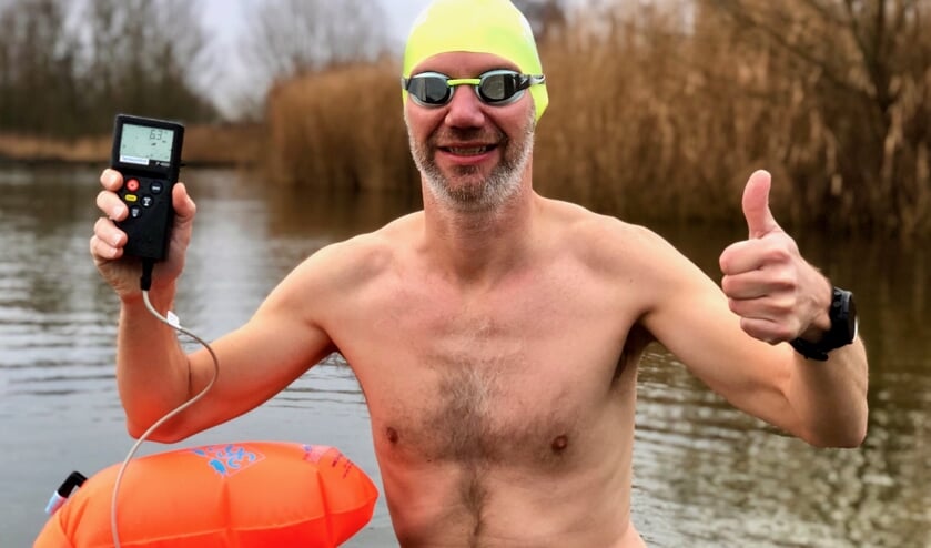 Het kwik kan niet snel genoeg zakken tot onder 5C. Arthur van Dijk telt af tot de Green Heart Ice Swim in de Reeuwijkse Surfplas op 1 en 2 februari. Beeld: Martin Post
