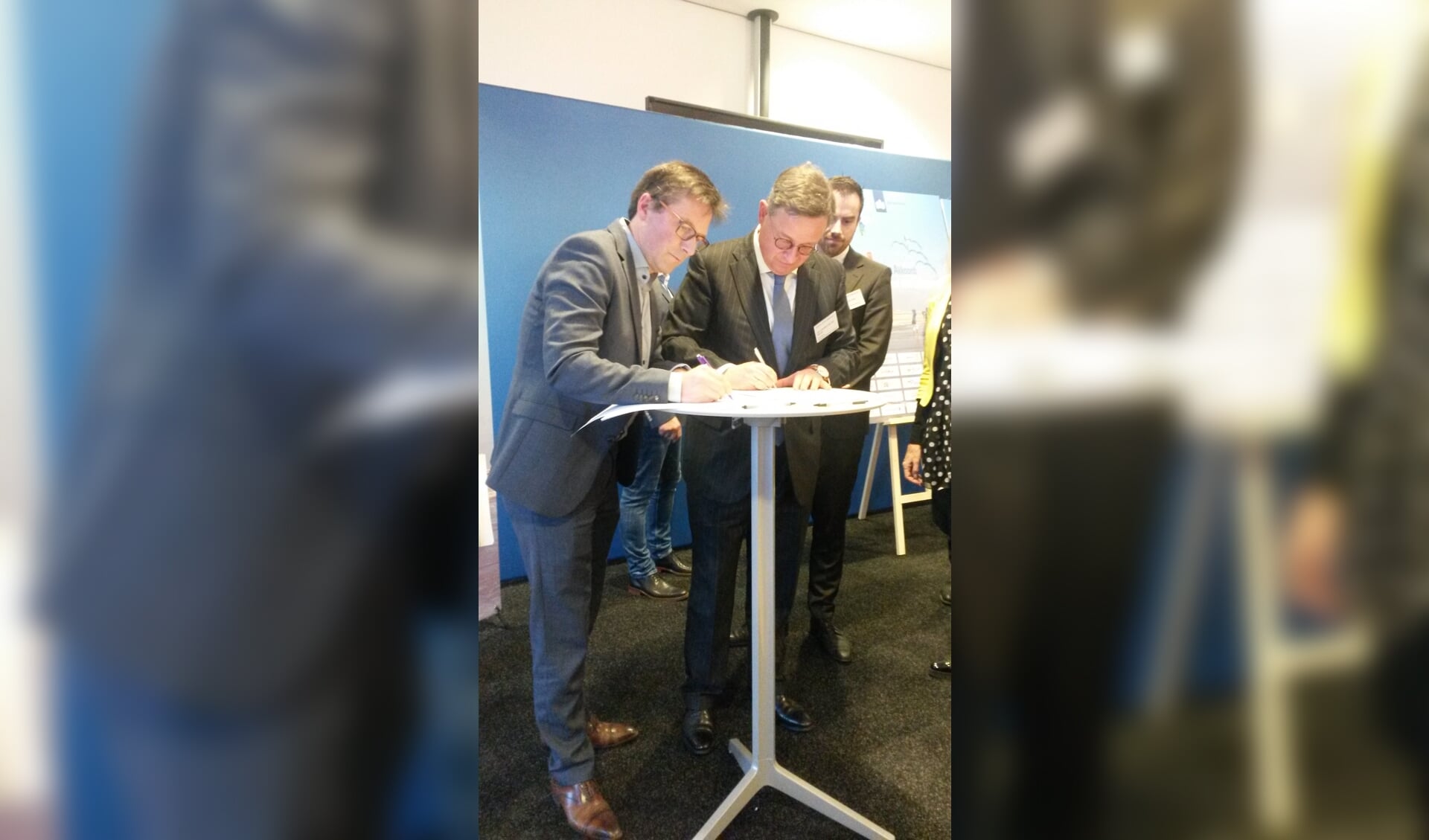 Wethouder Van den Heuvel ondertekent samen met andere bestuurders het Schone Lucht Akkoord