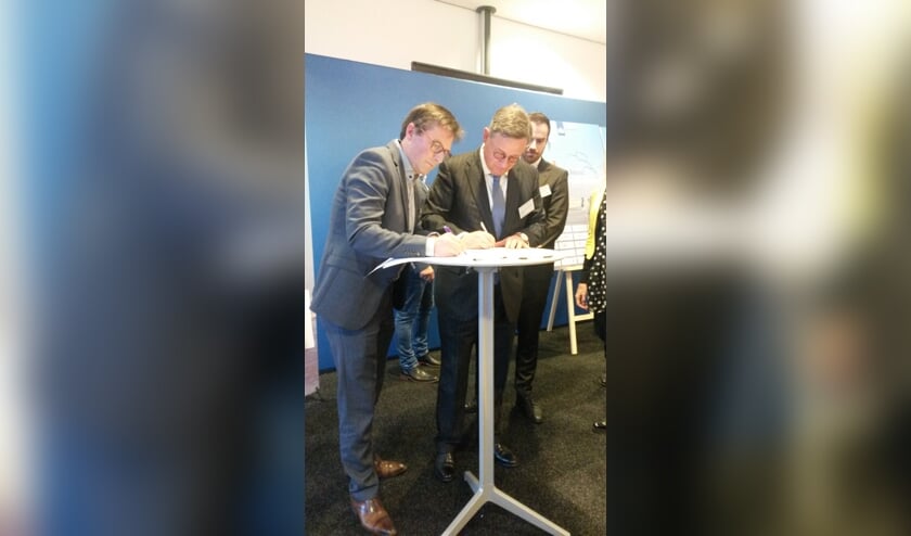 Wethouder Van den Heuvel ondertekent samen met andere bestuurders het Schone Lucht Akkoord