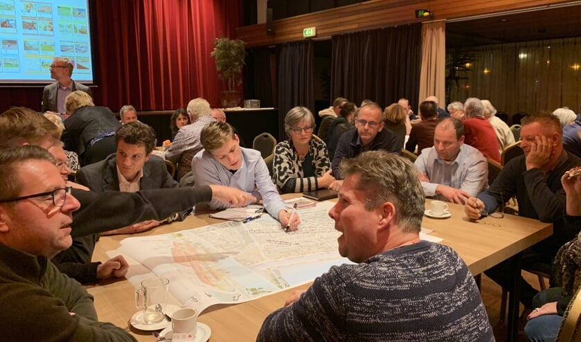 Na het plenaire gedeelte konden de aanwezigen in kleinere groepen om tafel om hun visie op de ideeën te uiten.