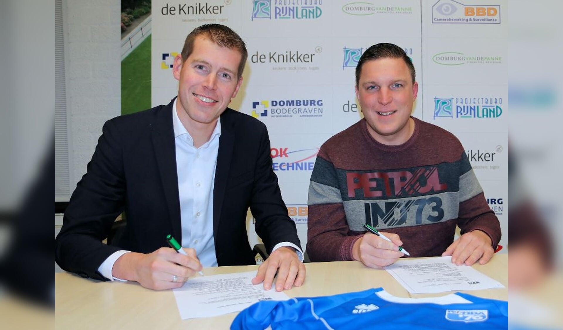 Voorzitter Arjan Griffioen (l) en trainer Arjen Linstra ondertekenen het contract. Beeld: André van Egdom