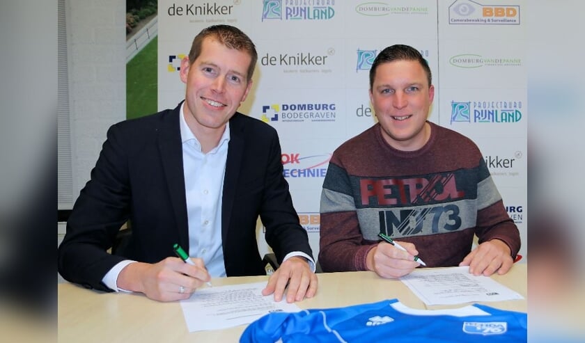 Voorzitter Arjan Griffioen (l) en trainer Arjen Linstra ondertekenen het contract. Beeld: André van Egdom