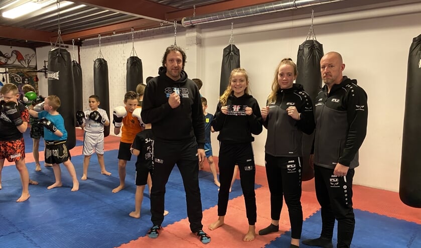 Van links naar rechts, Jeugdtrainer Pascal BurghouwtAanstormende talenten Tessa van Ooijen en Fleur BroerHoofdtrainer Robert Soeterbroek