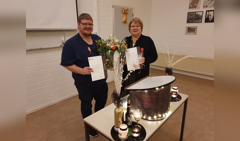 Vrijwilligers Corné van de Krol en Wilma Anker werden gehuldigd.