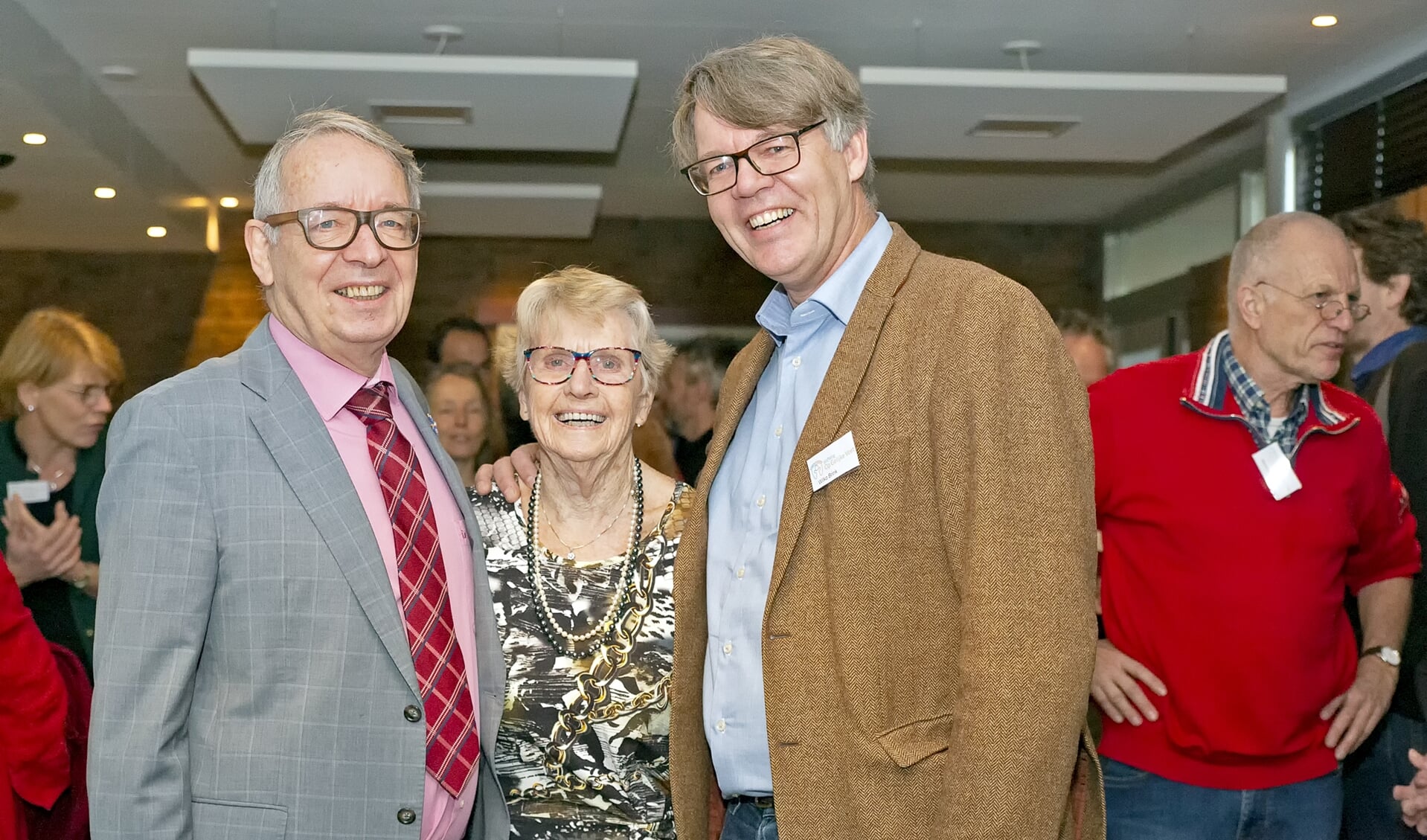 Voorzitter Leendert Struijs (links) zijn vrouw Getty Struijs en Wilko Brink is bestuurslid en dagvoorzitter.