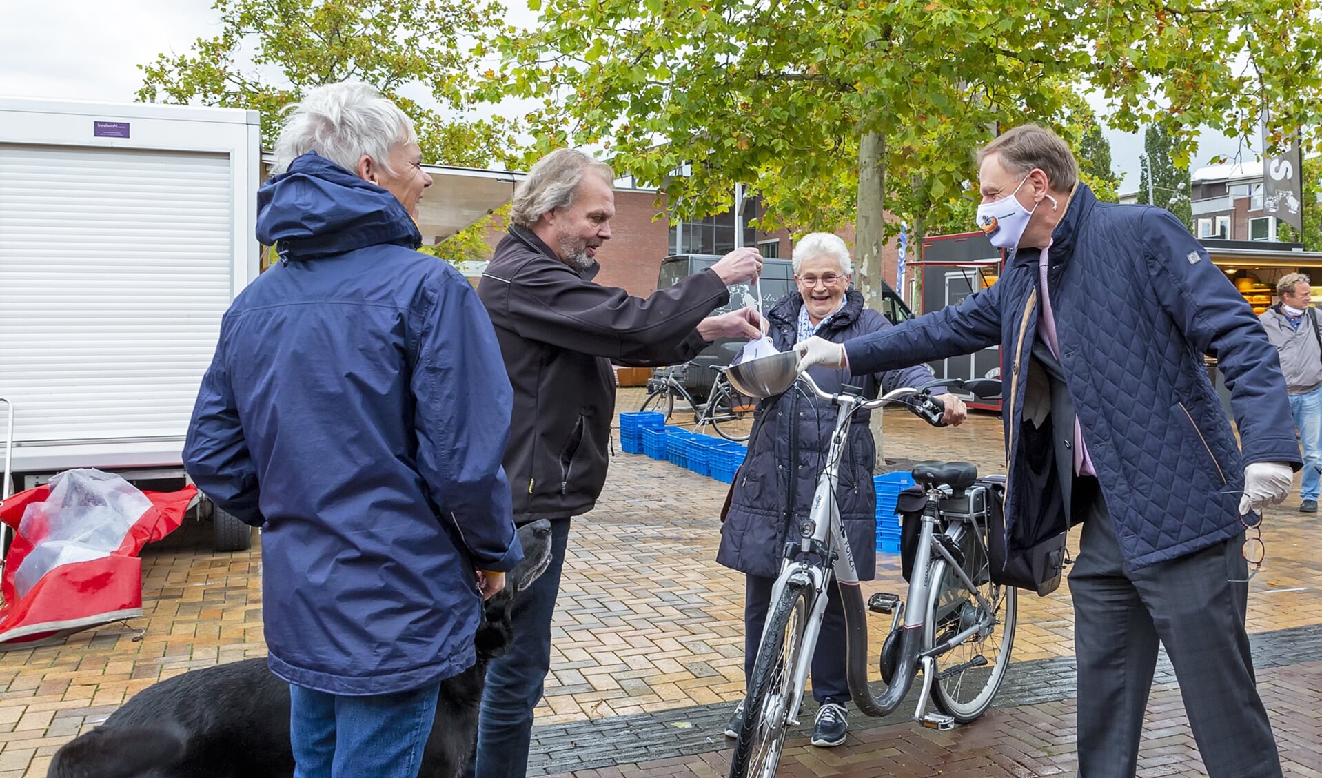 Vorige week deelden de burgemeester en wethouders mondkapjes uit op de markt in Bodegraven. De burgemeester pleit voor het verplicht dragen van mondkapjes in publieke binnenruimtes, winkels en supermarkten. 