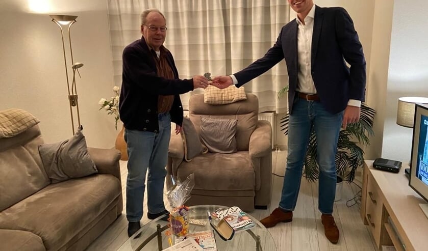 <p>Arie Plomp (l) ontvangt de onderscheiding van voorzitter Arjan Griffioen de onderscheiding die hoort bij de vrijwilliger van het jaar.</p>