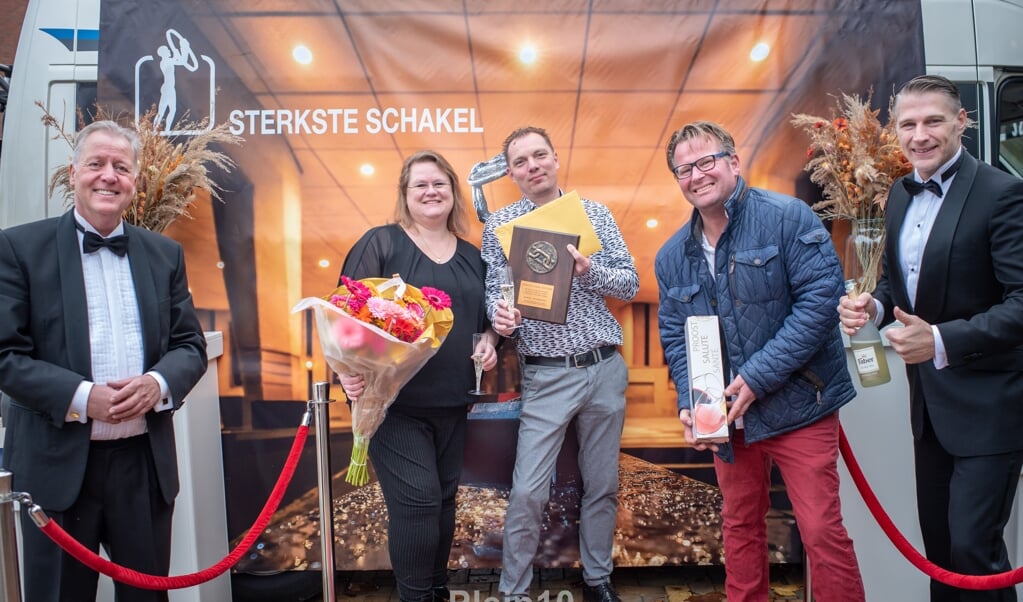 Jury teamcaptain Ruud Glas reikt award uit aan Jurgen en Mariska de Vries van De Munt.