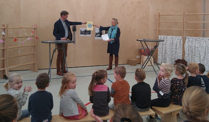 <p>Wethouder Nieuwenhuizen overhandigt het certificaat.</p>