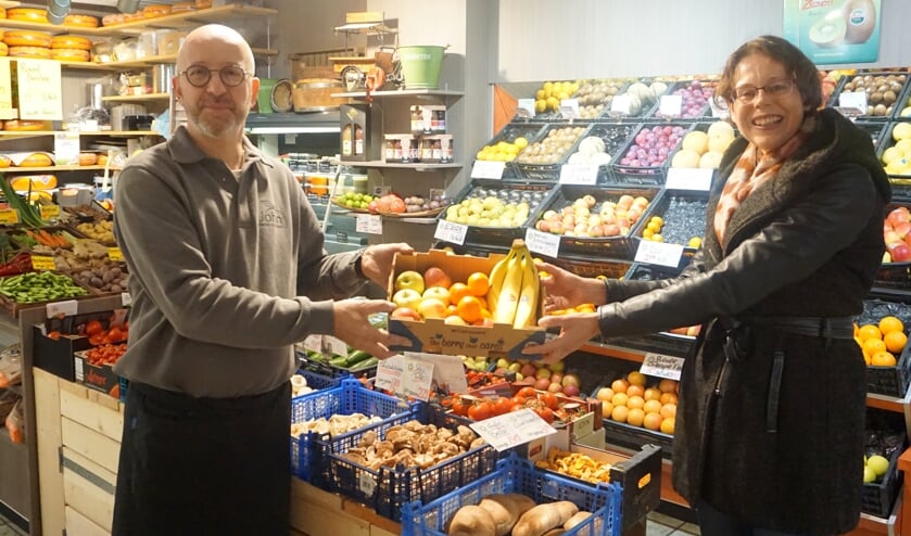 <p>John van Dijk en OKÉ-klas coördinator Agnes van der Kraan. </p><p>Foto gemaakt door Wieneke Icke.</p>