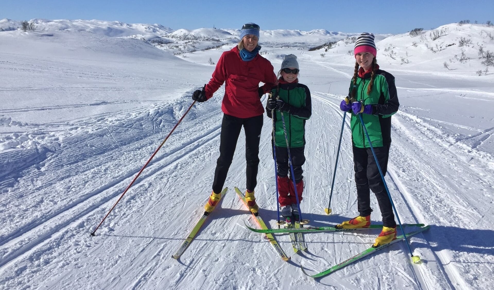 Marjorie op de skies met twee van haar dochters in Noorwegen.