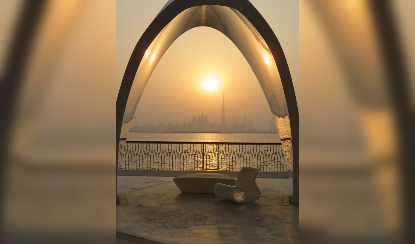 De skyline van Dubai bij zonsondergang.