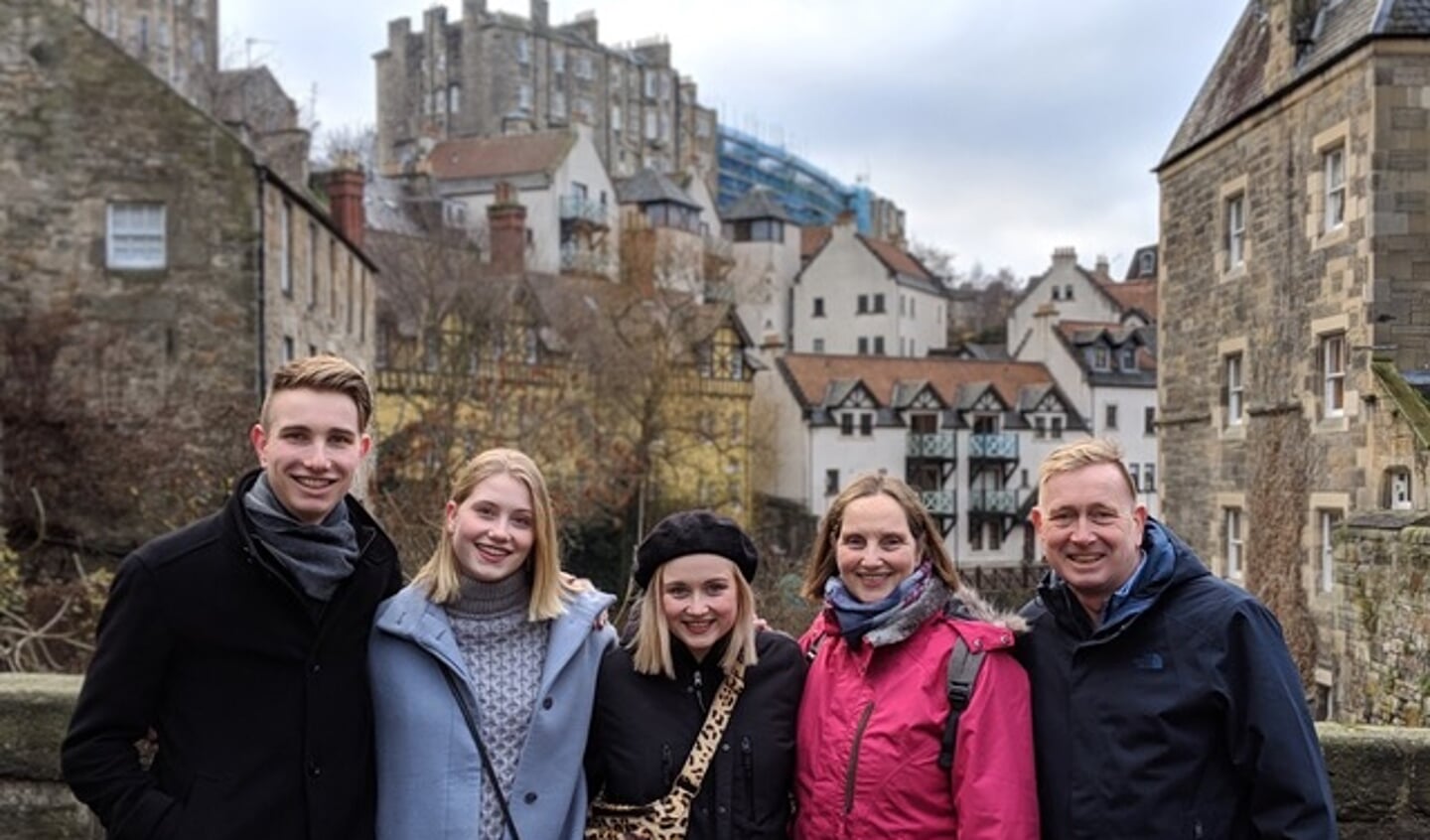 Het gezin Van Buren viert Kerst in Edinburgh. V.l.n.r. Mart, Ellen, Inge, moeder en vader.