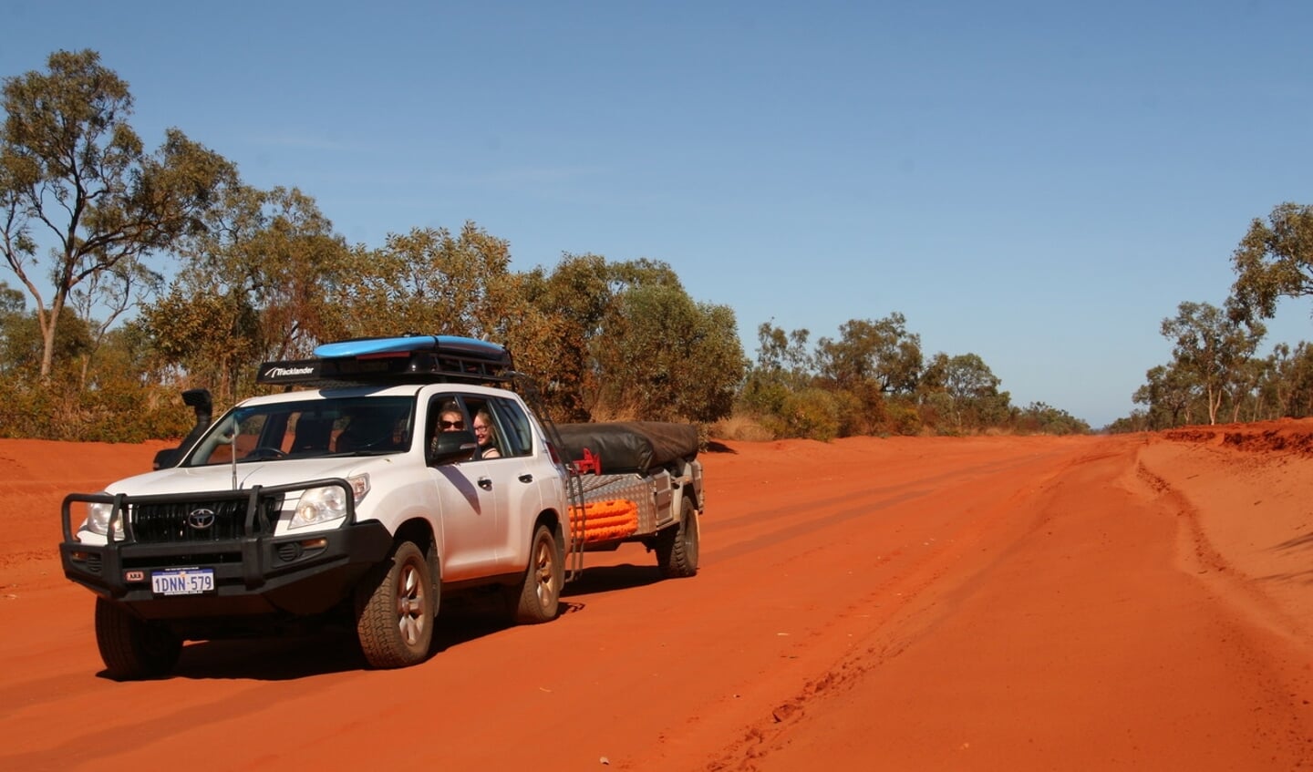 Trip over een dirt road in Australië.