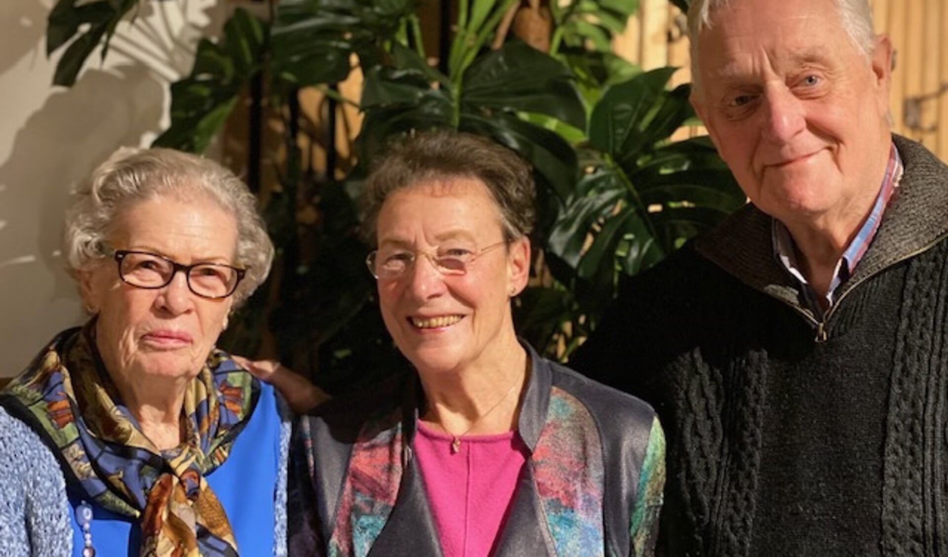 V.l.n.r.: Mevrouw Schoonlingen (deelneemster), Louise Graner (vrijwilligster) en Bert van Middelkoop (coördinator).