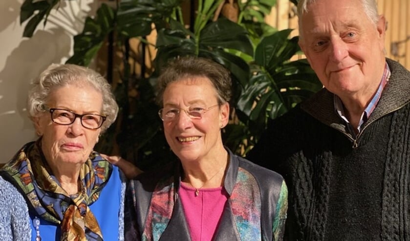 V.l.n.r.: Mevrouw Schoonlingen (deelneemster), Louise Graner (vrijwilligster) en Bert van Middelkoop (coördinator).