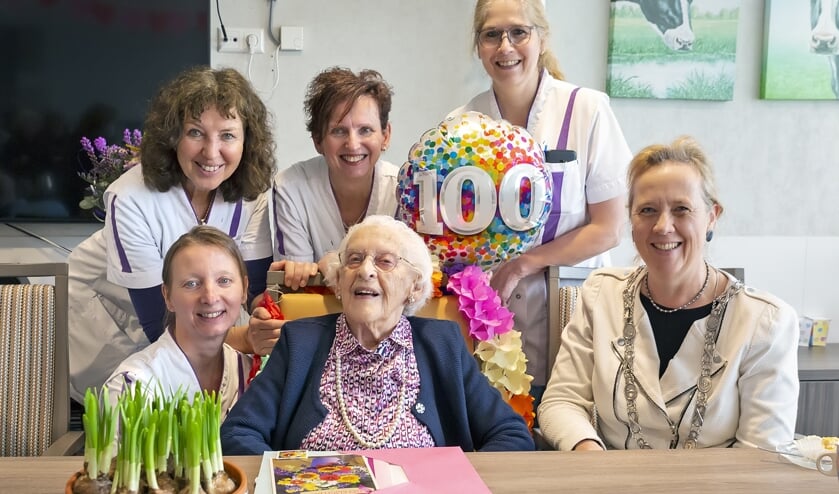 Op de foto staan behalve de wethouder Inge Nieuwenhuizen, het Thuiszorg wijkteam Reeuwijk van Zorgpartners.Zij verzorgen mevrouw,