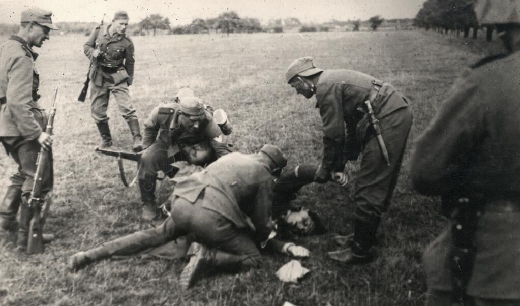 Duitse soldaten bij een slachtoffer.