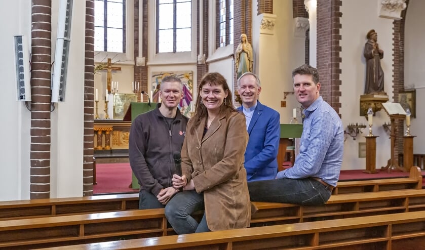 Ruud van Leeuwen van Stage-Link, Jorinda van der Werf bestuurslid VORT, Kapelaan van Paassen en penningmeester Jos Dorresteijn.