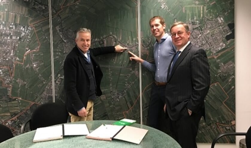 Van Links naar rechts: Cees Dijkshoorn – de Nieuwe Ontwikkelaars B.V., Arjan Griffioen – Goudriaan Jongerius Bouw en Wethouder Jan Leendert van den Heuvel.