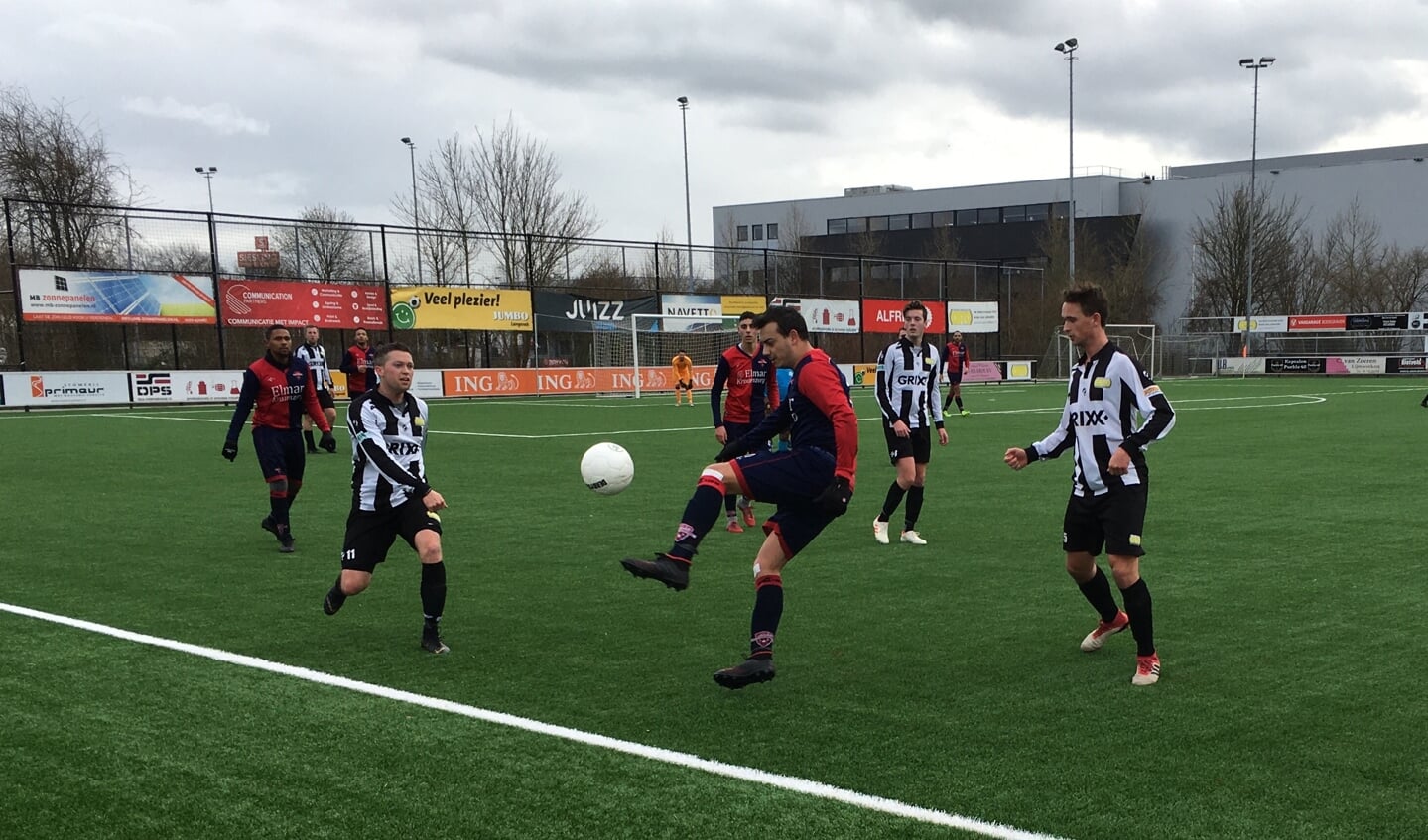 Op de eerste foto: Bos, Den Besten en Lagemaat rond een speler van IJsselmonde.
