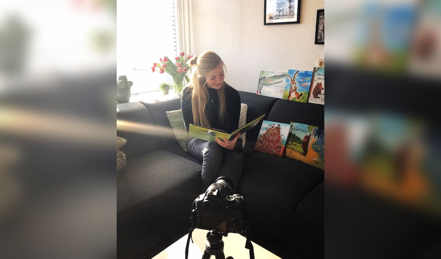Demi Oostrom, een van de leerkrachten van De Venen, leest voor en neemt dit op op video voor haar leerlingen.