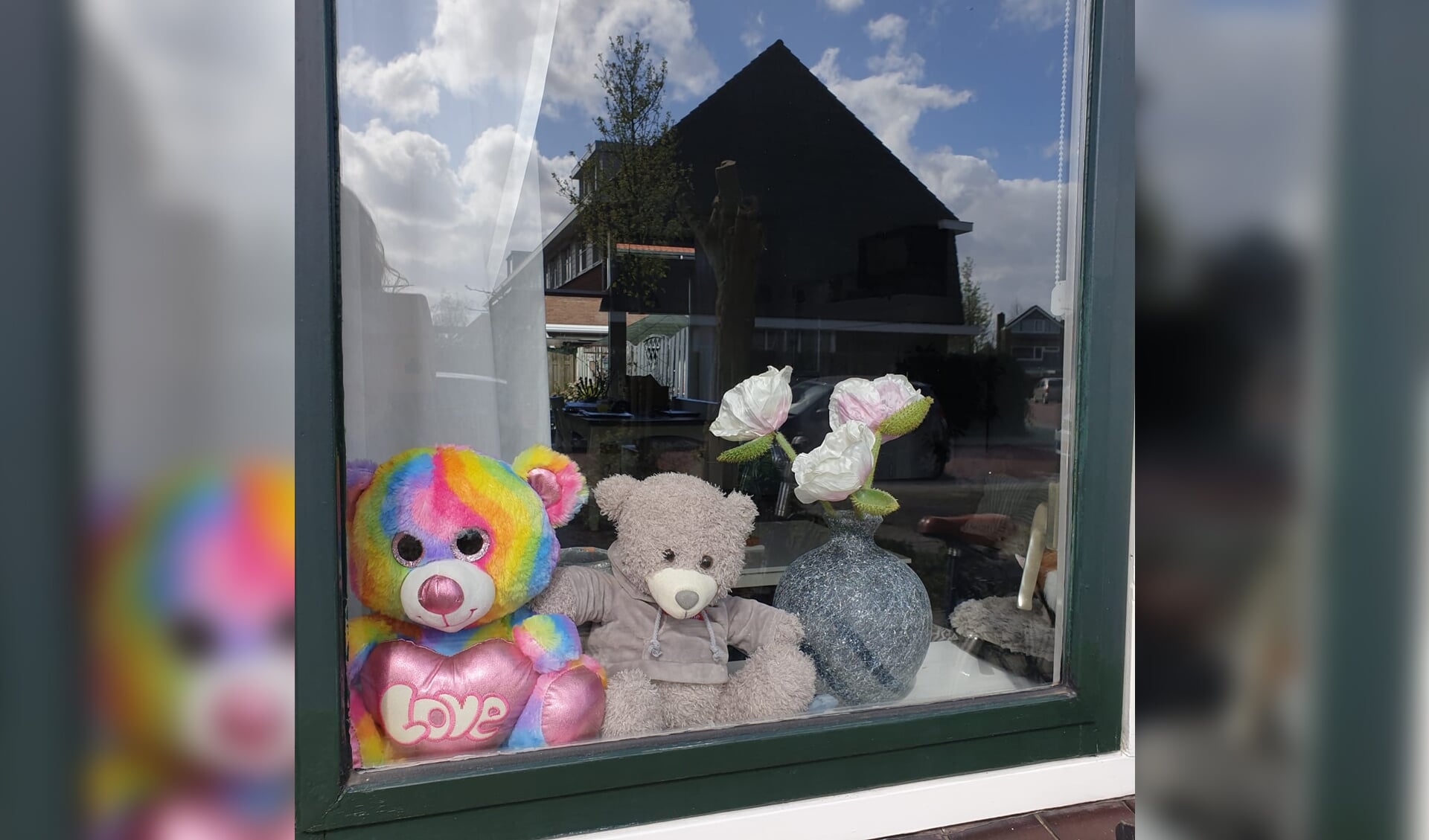 In Reeuwijk zitten deze beren gezellig voor het raam bij Saskia de Wit. 