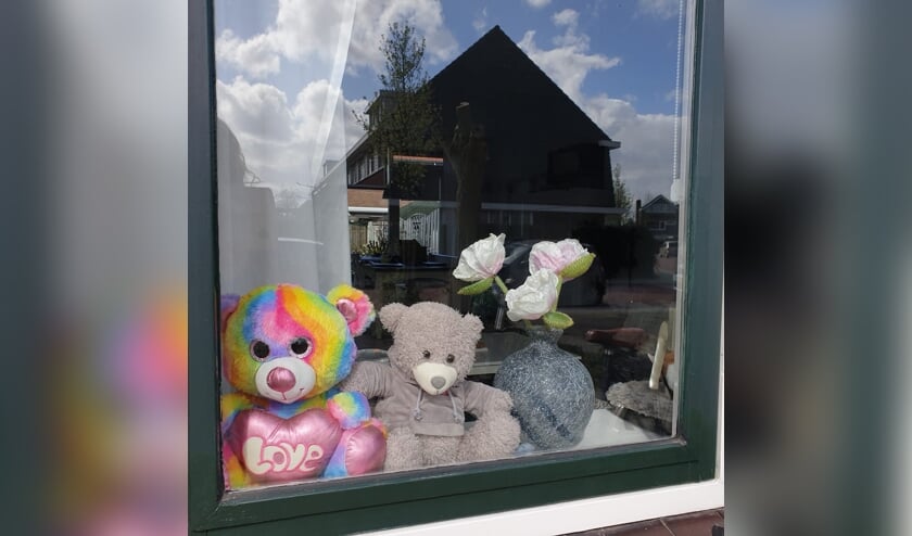 In Reeuwijk zitten deze beren gezellig voor het raam bij Saskia de Wit.