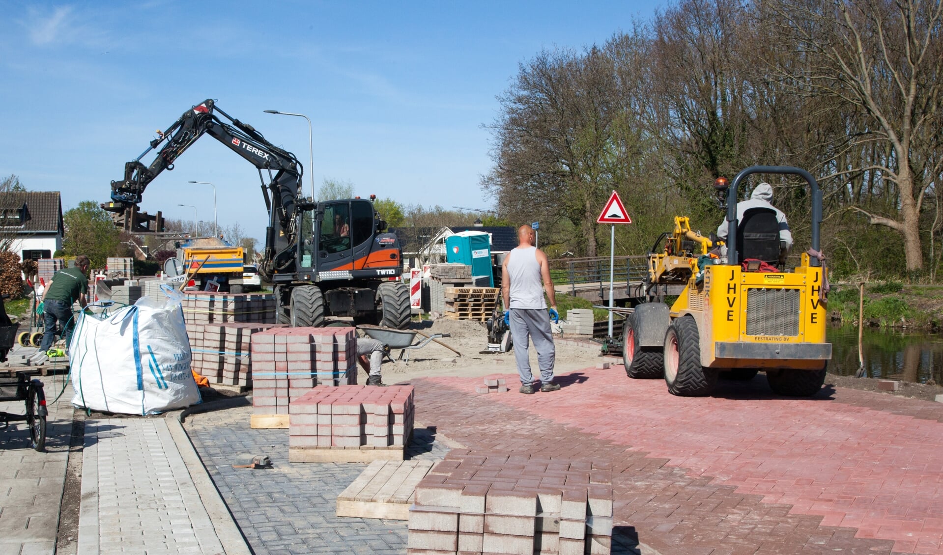 De laatste meters van het nieuwe wegdek van het Treebord en de Oudeweg worden aangelegd.