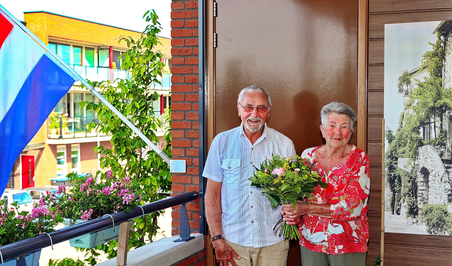 Jan en Nelie Neuteboom-Lindhout op hun bloemrijke balkon aan de Máximalaan in Waarder