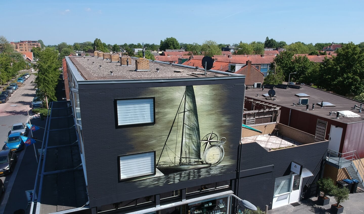 Eind mei voltooide Joost al een prachtige muurschildering van een zeilboot op het pand van Goud Gedaan.