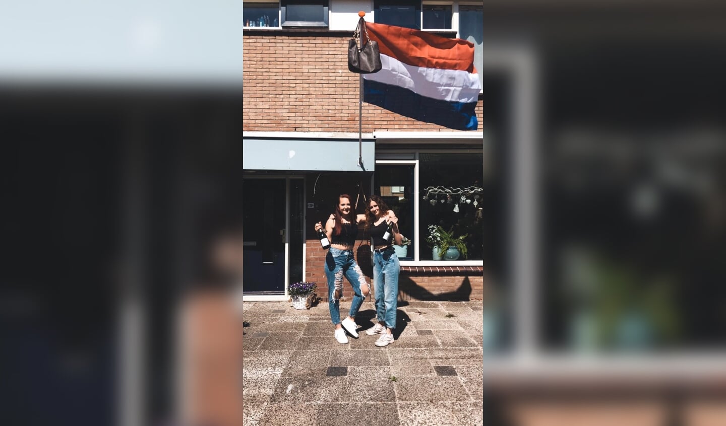 Een examenjaar die anders is dan anders. Niet de leuke dingen die bij een eindexamenjaar horen, ook jullie reis naar Spanje kan niet doorgaan. Wij hadden het jullie zo anders gegund. Toch blijven jullie lachen en positief. Lieve Jasmijn en Iris, van harte gefeliciteerd met het behalen van jullie diploma’s en succes in Leiden volgend studiejaar!
Rina Hampel